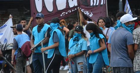 Piqueteros Marcharon Por Una Navidad Sin Hambre Y Hubo Disturbios En