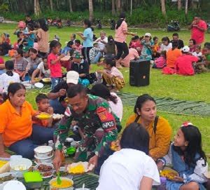 Makan Patita Bersama Satgas Yonarmed Kostrad Di Acara Tradisi Warga