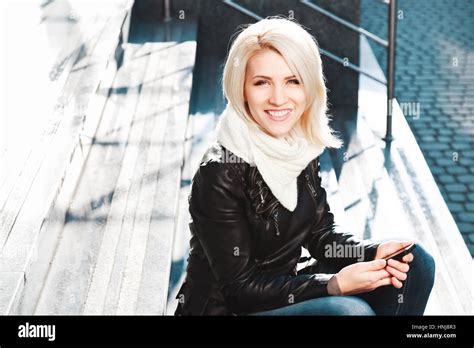 Fille Blonde Porte Une Veste Noire Banque De Photographies Et Dimages Haute R Solution Alamy