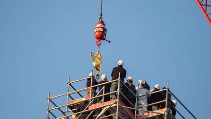 Notre Dame Retrouve Son Coq Aux Ailes De Feu Marqueur De Sa Renaissance