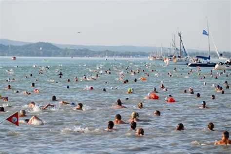 Zwölftausend im Wasser Budapester Zeitung