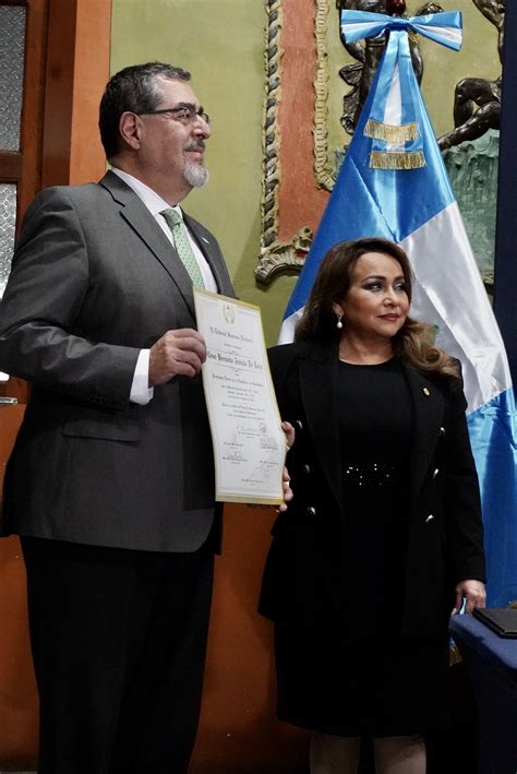 Bernardo Arévalo Recibió Credenciales Como Nuevo Presidente De