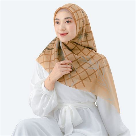 Buat Gaya Lebih Stylish Ini Rekomendasi Hijab Motif Dari Brand Lokal