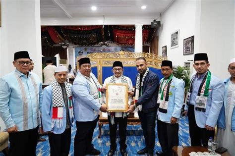 Ketua Dpp Bkprmi Bersama Abu Omar Alfarouk Dari Gaza Palestina Berikan