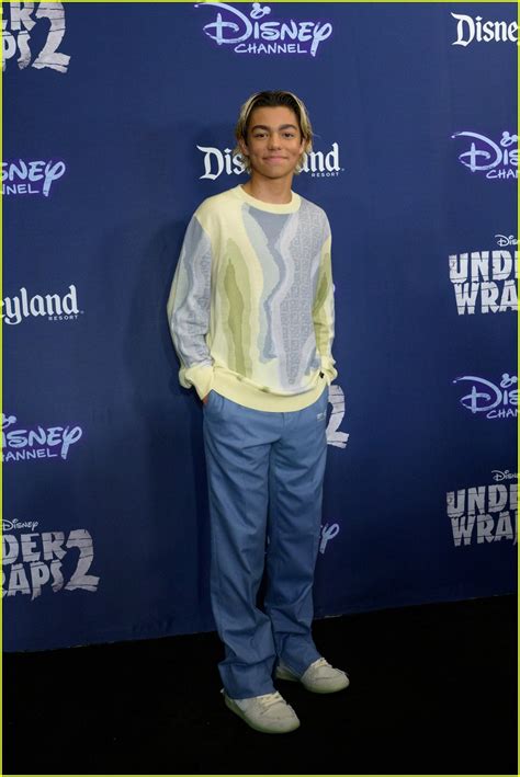 Goofy Joins the Cast of 'Under Wraps 2' at the Movie's Premiere at ...