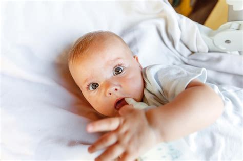 Mignonne Petite Fille Nouveau Née Buvant Du Lait De La Bouteille Et