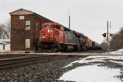 Kn444 Csx K444 Empty Ethanol Blasts Past Kn Tower In Walke Flickr