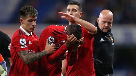 Varane é substituído em jogo do Manchester United sai chorando e