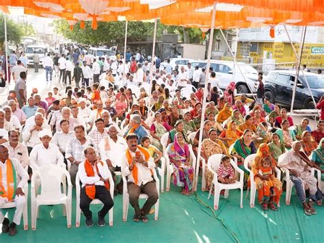 Kshatriyas Protest In Ongoing Bjp Meeting At Kada Village In Visnagar