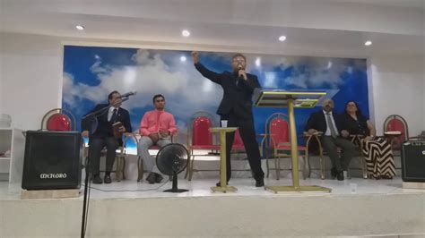 Presbítero Jonas pregando na campanha da igreja pentecostal Luz e vida