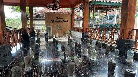 Jejak Islam Ziarah Ke Makam Kiai Soleh Darat Di Kompleks Bergota