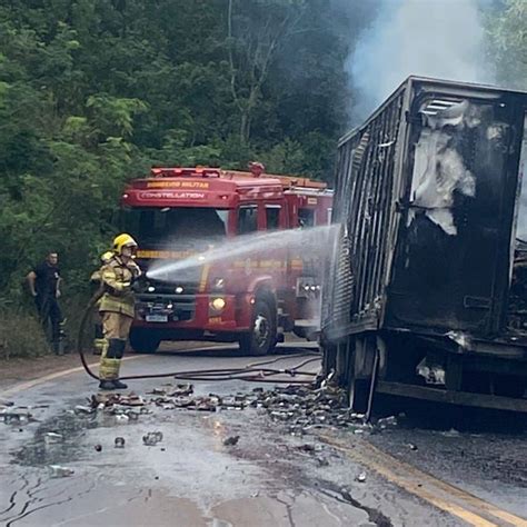 Caminhão pega fogo e acaba destruído na RSC 472 entre Três Passos e