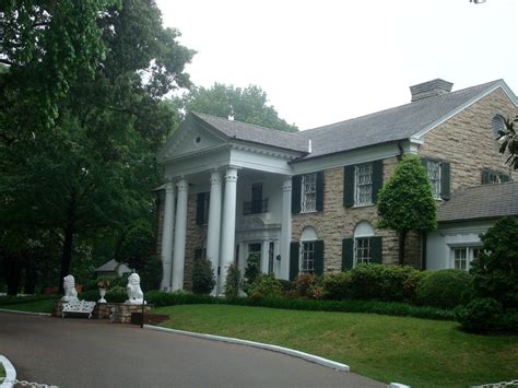 Visiting Graceland For Free: See the Meditation Garden and Graves of