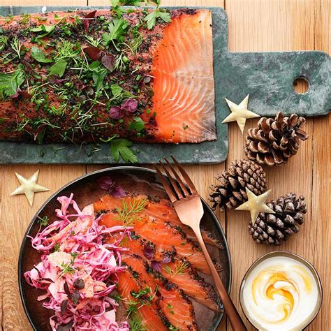 Salmón ahumado con costra de hierbas y ensalada de lombarda y fruta