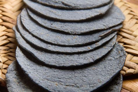 Tortillas azules de maíz azul coloreando tus recetas mexicanas