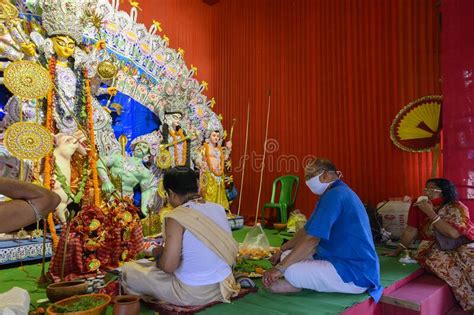 Padres Hindu Que Alimentam A Deusa Durga Imagem Editorial Imagem De