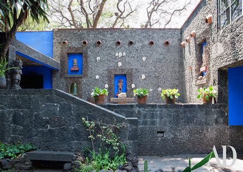 Frida en el jardín de su entrañable Casa Azul Architectural Digest