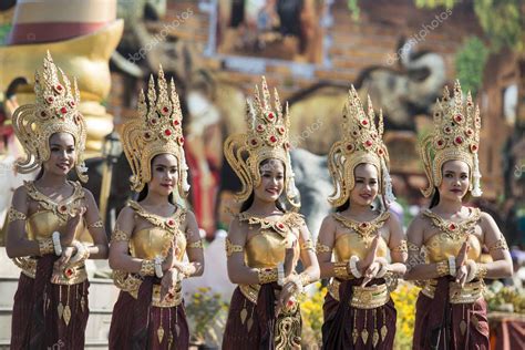 Tradicional Thai Danza De Las Mujeres En El Tradicional Elephant Round