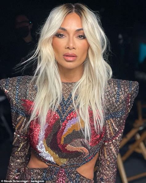 Nicole Scherzinger Switches Out Her Chocolate Locks For A New Platinum Blonde Look Daily Mail