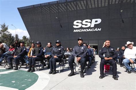 Gobierno de Michoacán on Twitter Durante la entrega de uniformes y