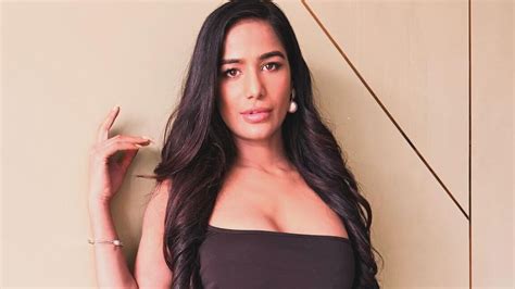 Poonam Pandey Est Il Vraiment Mort Les Internautes Disent Que C Est