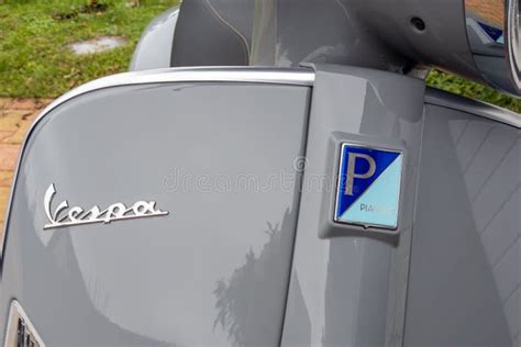 Vespa Gts Hpe Marque Italienne Texte Et Logo Panneau Devant Scooter