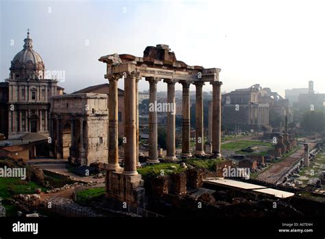 Las Columnas Del Templo De Saturno En El Foro Romano Roma Italia