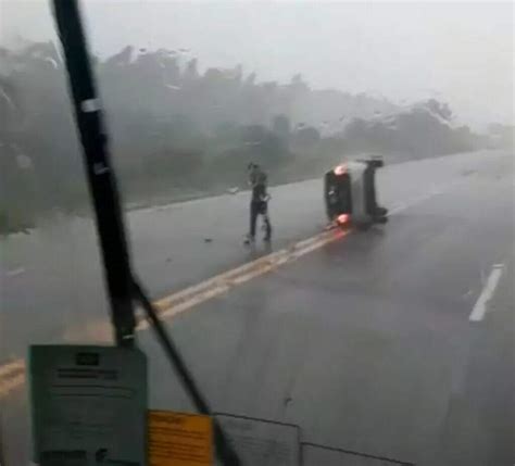 Condutor Perde Controle Em Rodovia Molhada Carro Capota E Para No Meio