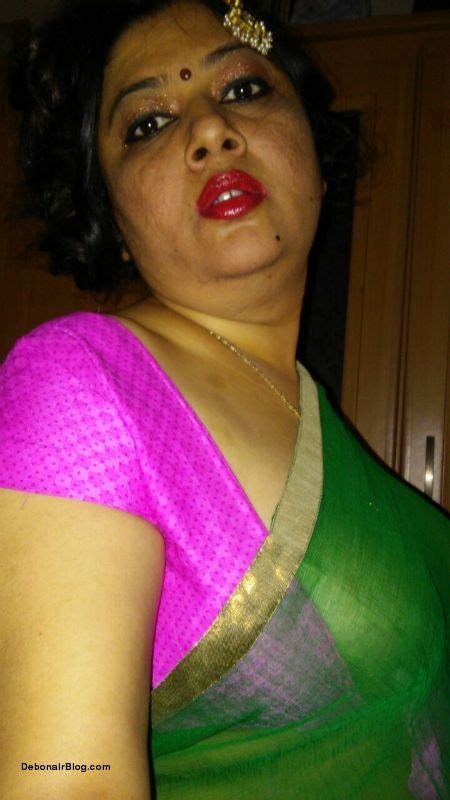 Desi Hot Aunty In Saree