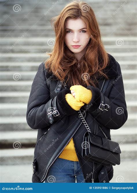 Mulher Fabulosa Do Ruivo Cabelo Longo No Casaco De Cabedal Amarelo