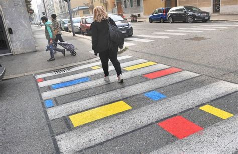 Torino In Via Luini Le Strisce Pedonali Diventano A Colori Pavement