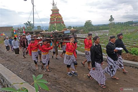 Tradisi Grebeg Gumuk Kembang Antara News