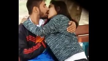 Pareja atrapada besándose en el parque XVIDEOS