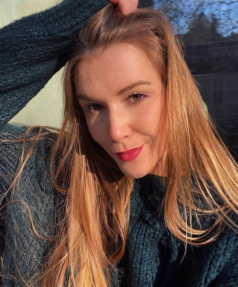 Порно звезда Изабелла оказывающая эскорт услуги.