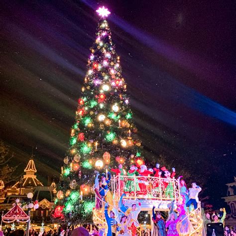 Disneyland Paris Christmas tree | Disneyland paris christmas, Christmas in paris, Christmas seasons