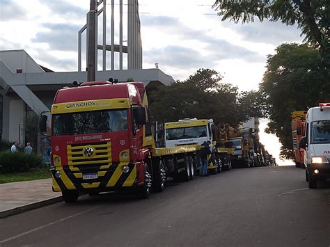 Motoristas Formam Fila Para Receber A B N O De S O Crist V O Em