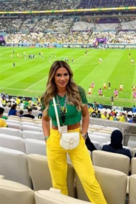 Esc Ndalo Pap De Neymar Anda De Novio Con La Bella Mariane Bernardi Santo