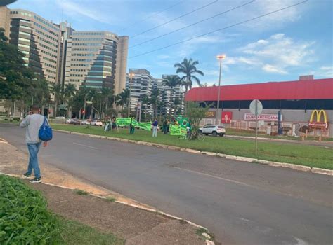 Grupo Protesta Em Frente Globo Em Bras Lia