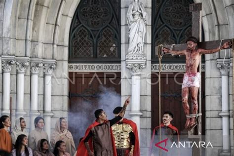 Corak Batik Pesisir Jawa Warnai Perayaan Paskah Di Katedral Jakarta