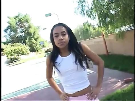 Jonge Latina Wordt Uitgebeend Door Een Zwarte Pik XHamster