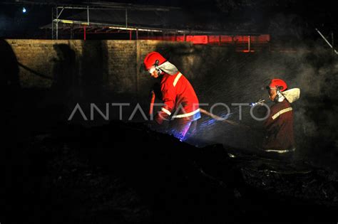 KEBAKARAN GUDANG MINYAK DAN BAN BEKAS DI JAMBI ANTARA Foto