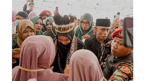 6 Momen Oki Setiana Dewi Lakukan Safari Dakwah Di Papua Semangat