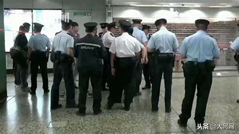 男子香港地鐵站遭截查持刀揮舞 女警員果斷開槍將其制服 每日頭條