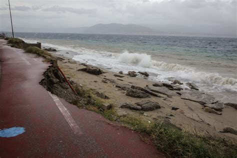 Alberi Caduti Mareggiate E Strade Allagate A Messina Le Foto