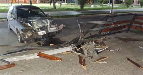 Se Durmió En El Auto Chocó La Barrera De Un Local Y Fracturó A Una Joven La Víctima Y Dos