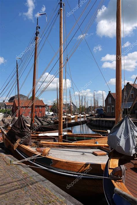 Antiguos Barcos Pesqueros Hist Ricos De Madera Amarrados Uno Detr S Del