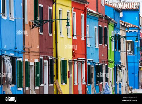 Fachadas de edificios de colores fotografías e imágenes de alta