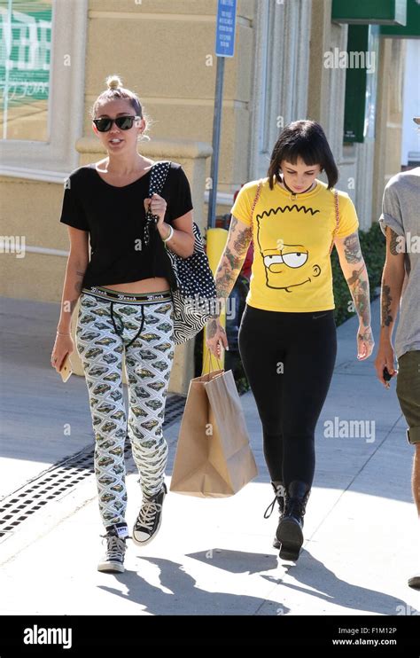 Miley Cyrus Spotted Dejando Un Restaurante Mexicano En Studio City Con