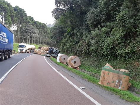 Bobina de papel cai em cima de caminhonete após caminhão tombar uma