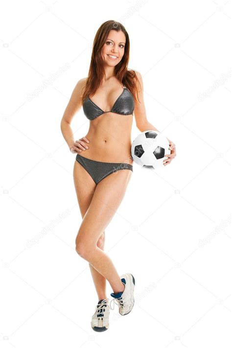 Mujer hermosa en bikini posando con pelota de fútbol Foto de stock